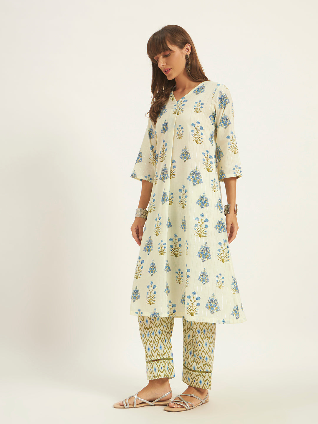 Women Floral Printed A-line V neck pleated Kurta With Palazzo